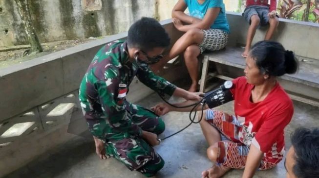 Mengabdi Hingga Batas Negeri, 2 Personel Satgas RI-Malaysia Rutin Lakukan Pemeriksaan Kesehatan Warga