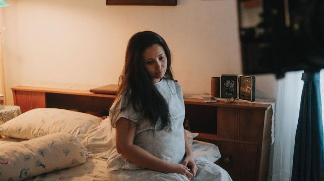 Penampilan Ayushita sebagai orang dengan gangguan kejiwaan (ODGJ) di film Just Mom. [Instagram Hanung Bramantyo]