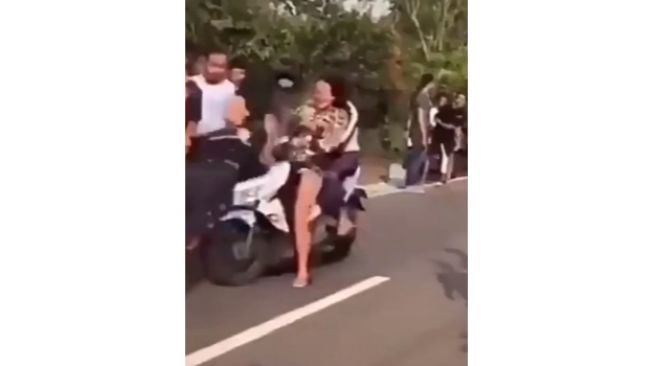 Viral Pria Ditabrak Motor Langsung Bangkit, Aksinya ke Penabrak Bikin Warganet Heran