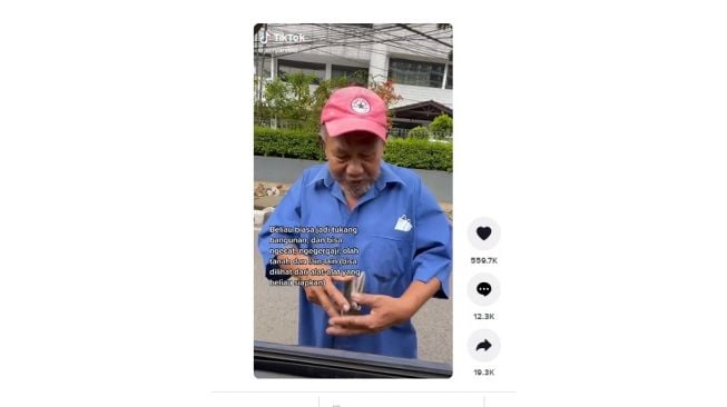 Aksi lelaki paruh baya giat mencari, kisahnya bikin pilu. [TikTok]