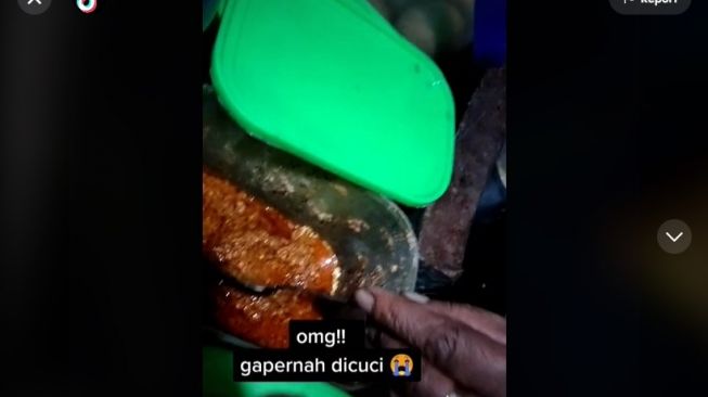 Jorok, Perempuan Ini Temukan Wadah Sambal Nasgor Tak Pernah Dicuci Hingga Jamuran