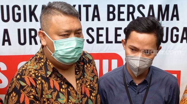 Paman Jonthan Frizzy, Jason (kiri, batik dan masker hijau) menjadi saksi dalam sidang cerai keponakannya di Pengadilan Agama Jakarta Selatan, Kamis (20/1/2022). [Adiyoga Priyambodo/Suara.com]