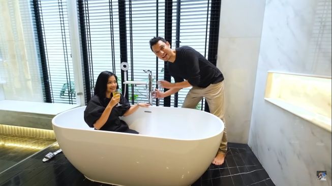 Potret Kamar Mandi Titi Kamal (YouTube/Titi dan Tian)