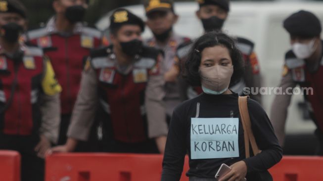 Massa yang tergabung dalam Jaringan Solidaritas Korban untuk Keadilan (JSKK) melakukan aksi Kamisan Ke-714 di seberang Istana Merdeka, Jakarta, Kamis (20/1/2022). [Suara.com/Angga Budhiyanto]