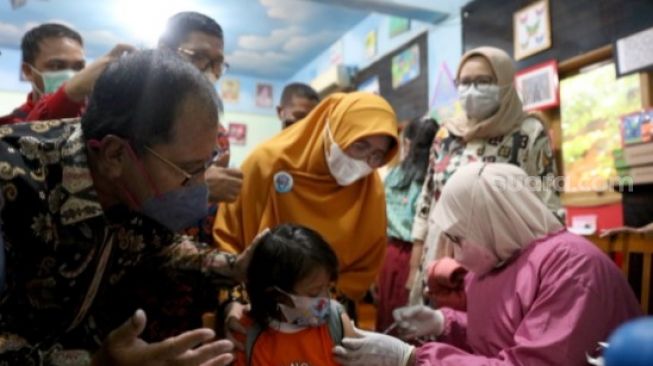 Wali Kota Makassar Danny Pomanto Pantau Pelaksanaan Vaksinasi Anak di Sekolah