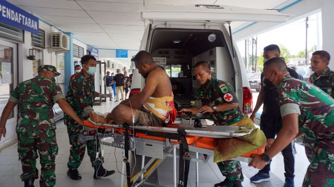 Seorang prajurit TNI korban kontak senjata dengan Kelompok Kriminal Bersenjata (KKB) yang berhasil dievakuasi tiba di Instalasi Gawat Darurat (IGD) RSAL dr. Oetojo Kota Sorong, Papua Barat, Kamis (20/1/2022).  ANTARA FOTO/Olha Mulalinda
