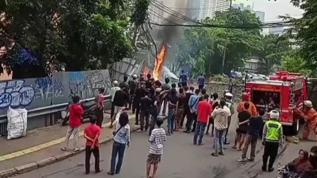 Kabel Listrik Terbakar di Belakang Pasar Tanah Abang, Satu Gerobak Hangus