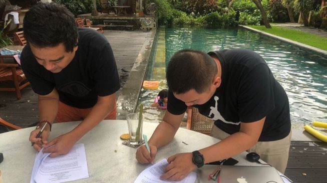 Indra Lesmana (kiri) melakukan penandatanganan kerja sama dengan Reza Bosyang dari Senyawa Entertainment. [Instagram]