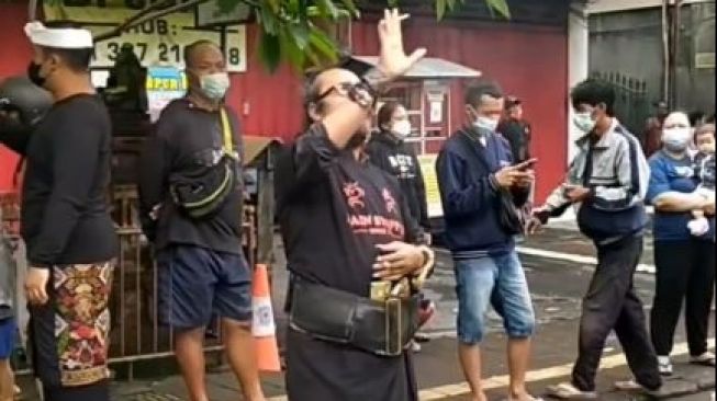 Jero Pasek, Pawang Hujan Untuk Prosesi Pelebon Ida Cokorda Pemecutan XI [Foto : Tangkap Layar Instagram] 