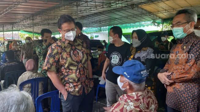 Bupati Bantul Abdul Halim Muslih (kanan) mendampingi Menteri Kesehatan (Menkes) Budi Gunadi Sadikin dalam pelaksanaan vaksinasi booster di SD Muhammadiyah Jogodayoh, Bambanglipuro, Jumat (21/1/2022). - (SuaraJogja.id/Rahmat Jiwandono)