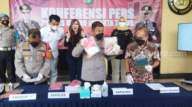 Polres Metro Jakarta Timur saat merilis kasus suami bunuh istri di Duren Sawit. (Suara.com/Yaumal)