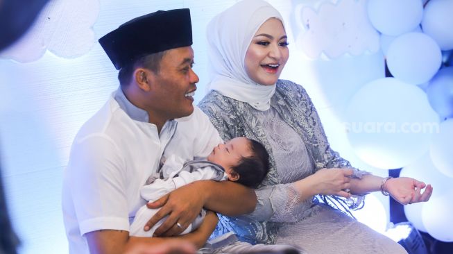 Komedian Entis Sutisna atau Sule bersama sang istri, Nathalie Holscher dan putranya, Adzam Adriansyah Sutisna saat menggelar jumpa pers usai acara akikah di Tambun, Bekasi, Jawa Barat, Jumat (21/1/2022). [Suara.com/Alfian Winanto]