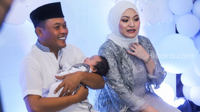 Komedian Entis Sutisna atau Sule bersama sang istri, Nathalie Holscher dan putranya, Adzam Adriansyah Sutisna saat menggelar jumpa pers usai acara akikah di Tambun, Bekasi, Jawa Barat, Jumat (21/1/2022). [Suara.com/Alfian Winanto]