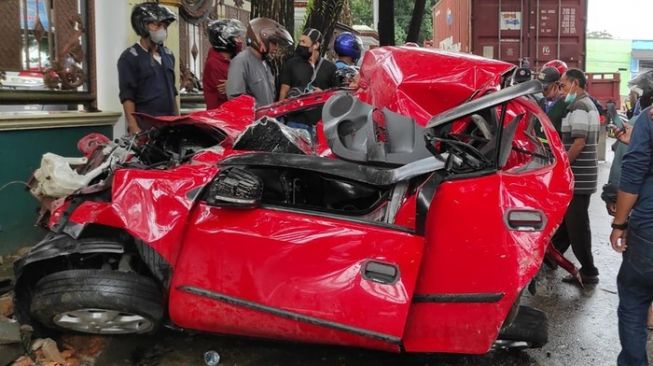 Mobil Ayla yang terseret truk tronton dalam kecelakaan Muara Rapak, Balikpapan. [Istimewa]