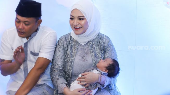 Nathalie Holscher sambil menggendong putranya, Adzam Adriansyah Sutisna saat menggelar jumpa pers usai acara akikah di Tambun, Bekasi, Jawa Barat, Jumat (21/1/2022). [Suara.com/Alfian Winanto]