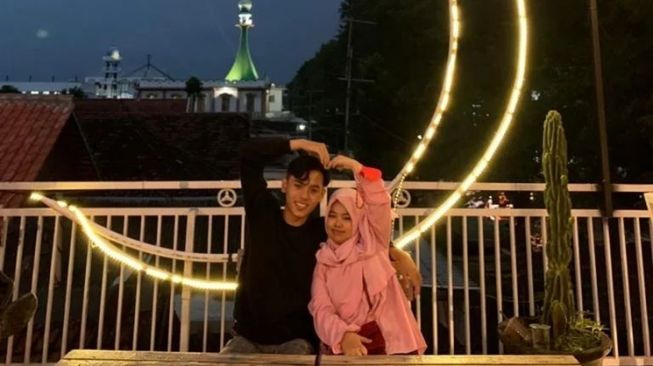 Kekeyi dan pacar baru, Egra Conan. [Instagram/@rahmawatikekeyiputricantikka23]