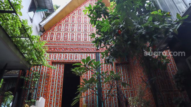 Kondisi bagian samping Rumah Gadang milik Artis Dorce Gamalama di Jatibening, Bekasi, Jawa Barat, Jumat (21/1/2022). [Suara.com/Alfian Winanto]