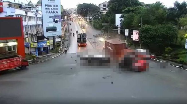 Tangkapan rekaman CCTV kecelakaan truk tronton tabrak kendaraan lain di Balikpapan. [Ist]