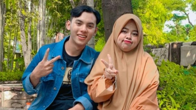 Kekeyi dan pacar baru, Egra Conan. [Instagram/@rahmawatikekeyiputricantikka23]