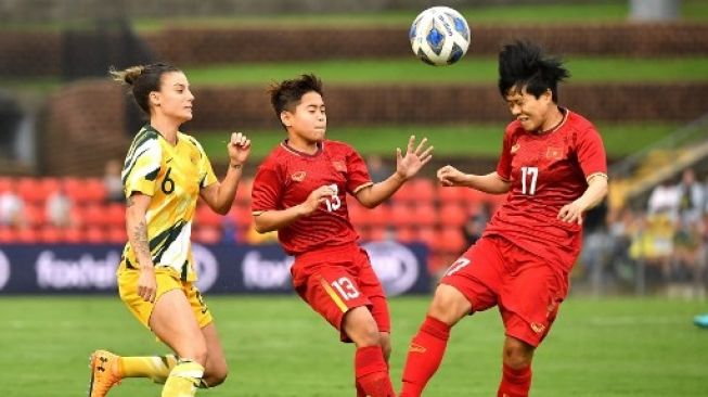 Pemain Timnas Wanita Vietnam menghadapi Australia di kualifikasi olimpiade pada 3 Maret 2020. [AFP]