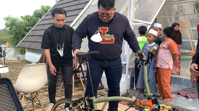 Reza Paten mendapatkan sepeda Brompton milik Taqy Malik yang ia dapatkan melalui lelang dengan harga Rp 778 juta. Uang lelang itu sendiri akan dipakai untuk pembangunan sebuah majid di kawasan Cibinong, Bogor, Jawa Barat. [dokumentasi pribadi]