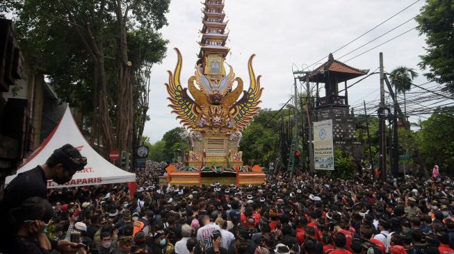 Umat Hindu mengarak bade atau menara usungan jenazah Raja Pemecutan XI Anak Agung Ngurah Manik Parasara saat dalam upacara ngaben di Denpasar, Bali, Jumat (21/1/2022). ANTARA FOTO/Nyoman Hendra Wibowo
