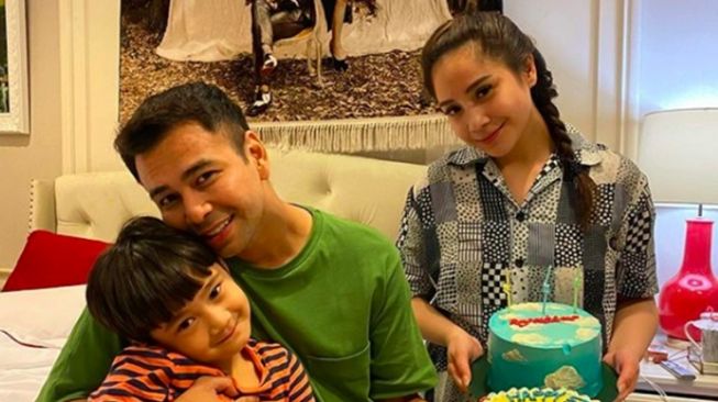 Geram Rafathar Dituding Gak Diajari Salat dan Ngaji, Fans Bungkam Haters Pakai Video Ini