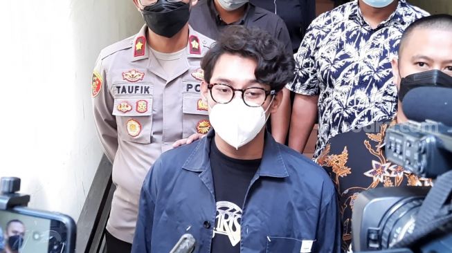 Penampakan Stylish Ardhito Pramono Saat Digiring Polisi Menuju RSKO