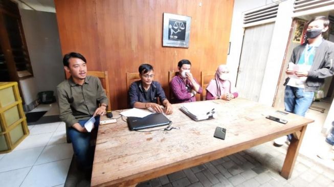 Sejumlah perwakilan pedagang lesehan dan pedagang Malioboro memberi keterangan saat konferensi pers di Kantor LBH Yogyakarta, Jumat (21/1/2022). - (SuaraJogja.id/Muhammad Ilham Baktora)