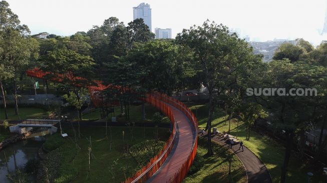 Foto udara revitalisasi Taman Tebet menjadi Tebet Eco Garden di Jalan Tebet Timur Raya, Jakarta, Jumat (21/1/2022). [Suara.com/Angga Budhiyanto]