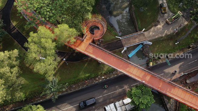 Foto udara revitalisasi Taman Tebet menjadi Tebet Eco Garden di Jalan Tebet Timur Raya, Jakarta, Jumat (21/1/2022). [Suara.com/Angga Budhiyanto]