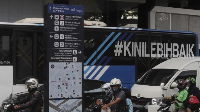 Sejumlah kendaraan berhenti di dekat papan petunjuk arah atau 'wayfinding' di Halte Integrasi CSW, Kebayoran Baru, Jakarta, Jumat (21/1/2022). [Suara.com/Angga Budhiyanto]