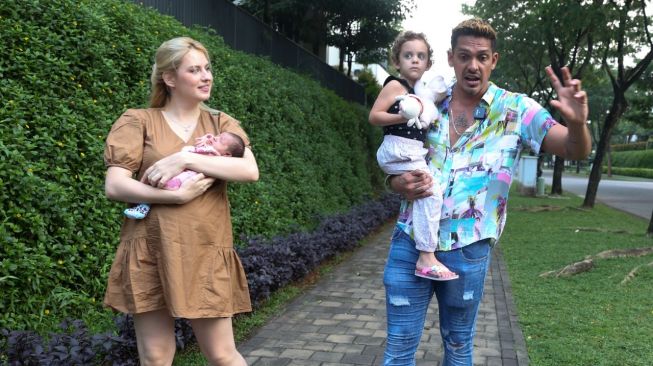 Robby Shine bersama istri, Natasya dan dua anaknya. [Instagram]