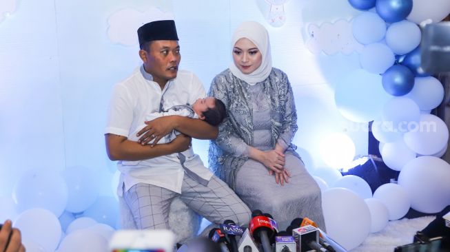 Komedian Entis Sutisna atau Sule bersama sang istri, Nathalie Holscher dan putranya, Adzam Adriansyah Sutisna saat menggelar jumpa pers usai acara akikah di Tambun, Bekasi, Jawa Barat, Jumat (21/1/2022). [Suara.com/Alfian Winanto]