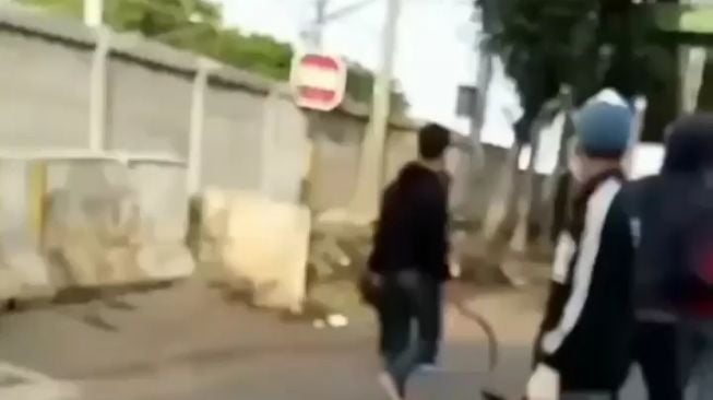 Viral Pelajar Tenteng Celurit Terlibat Tawuran di Jatinegara, Warga: Sering di Sini, Seminggu Bisa 3 Kali