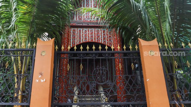 Kondisi bagian depan Rumah Gadang milik Artis Dorce Gamalama di Jatibening, Bekasi, Jawa Barat, Jumat (21/1/2022). [Suara.com/Alfian Winanto]