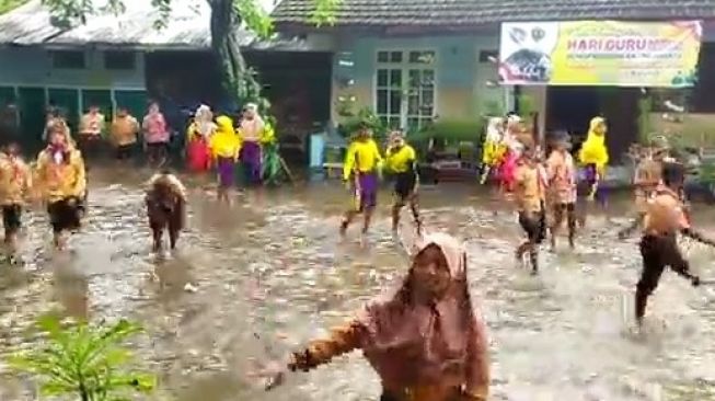 Siswa SD di Kabupaten Mojokerto Ini Tetap Semangat Sekolah Meski di Tengah Kepungan Banjir