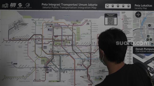 Warga mengamati papan petunjuk arah atau 'wayfinding' di Halte Integrasi CSW, Kebayoran Baru, Jakarta, Jumat (21/1/2022). [Suara.com/Angga Budhiyanto]