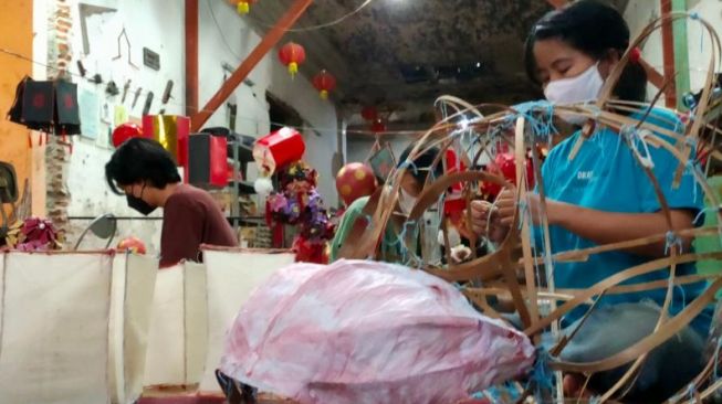 Warna-warni Imlek, Melongok Aktivitas Pemuda Tambak Bayan Surabaya Menghias Lampion