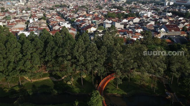 Foto udara revitalisasi Taman Tebet menjadi Tebet Eco Garden di Jalan Tebet Timur Raya, Jakarta, Jumat (21/1/2022). [Suara.com/Angga Budhiyanto]