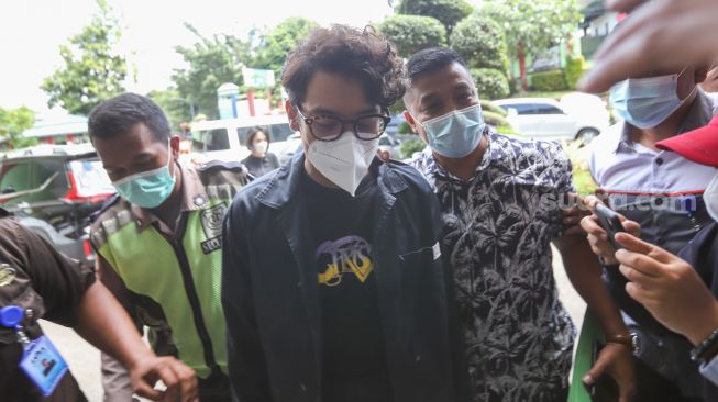 Penyanyi Ardhito Pramono saat tiba di Rumah Sakit Ketergantungan Obat (RSKO) Cibubur, Jakarta Timur, Jumat (21/1/2022). [Suara.com/Alfian Winanto]