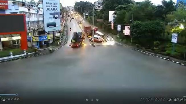 Viral CCTV Detik-detik Kecelakaan Maut di Balikpapan. (Twitter/@e81n)