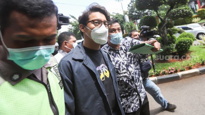 Penyanyi Ardhito Pramono saat tiba di Rumah Sakit Ketergantungan Obat (RSKO) Cibubur, Jakarta Timur, Jumat (21/1/2022). [Suara.com/Alfian Winanto]