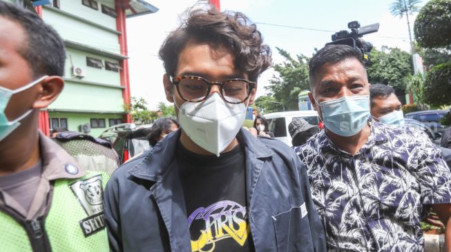 Penyanyi Ardhito Pramono saat tiba di Rumah Sakit Ketergantungan Obat (RSKO) Cibubur, Jakarta Timur, Jumat (21/1/2022). [Suara.com/Alfian Winanto]