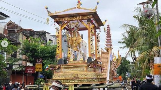 Bade untuk Palebon Ida Cokorda Pamecutan XI di Denpasar, Bali, Jumat (21/1/2022). [Foto : Instagram @dishubdenpasar]