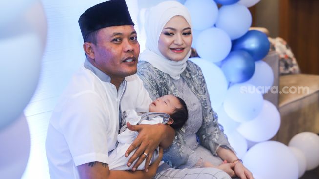 Komedian Entis Sutisna atau Sule bersama sang istri, Nathalie Holscher dan putranya, Adzam Adriansyah Sutisna saat menggelar jumpa pers usai acara akikah di Tambun, Bekasi, Jawa Barat, Jumat (21/1/2022). [Suara.com/Alfian Winanto]