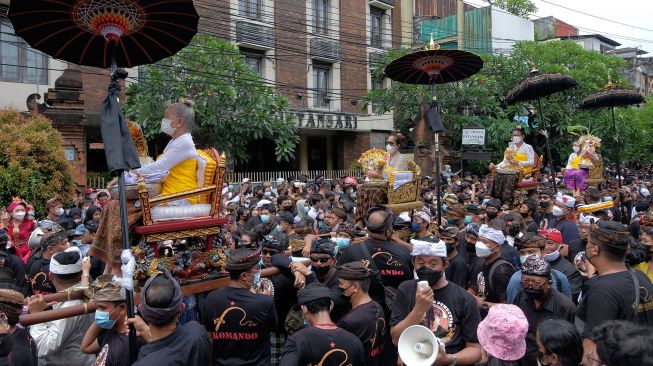 Umat Hindu mengikuti upacara ngaben Raja Pemecutan XI Anak Agung Ngurah Manik Parasara di Denpasar, Bali, Jumat (21/1/2022). ANTARA FOTO/Nyoman Hendra Wibowo