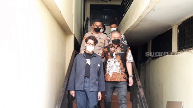 Penampilan Ardhito Pramono digiring polisi menuju RSKO [Suara.com/Evi Ariska]