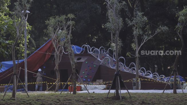 Pekerja menyelesaikan revitalisasi Taman Tebet menjadi Tebet Eco Garden di Jalan Tebet Timur Raya, Jakarta, Jumat (21/1/2022). [Suara.com/Angga Budhiyanto]