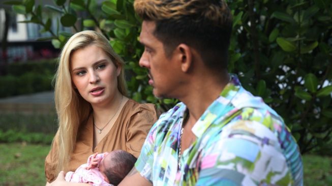 Robby Shine bersama istri, Natasya dan bayinya. [Instagram]